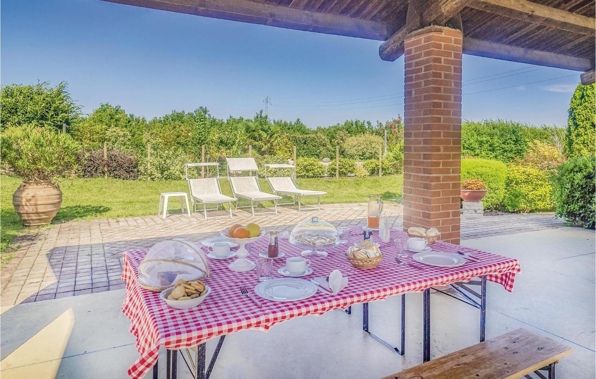 Awesome Home In Ariano Nel Polesine With Kitchen San Basilio المظهر الخارجي الصورة