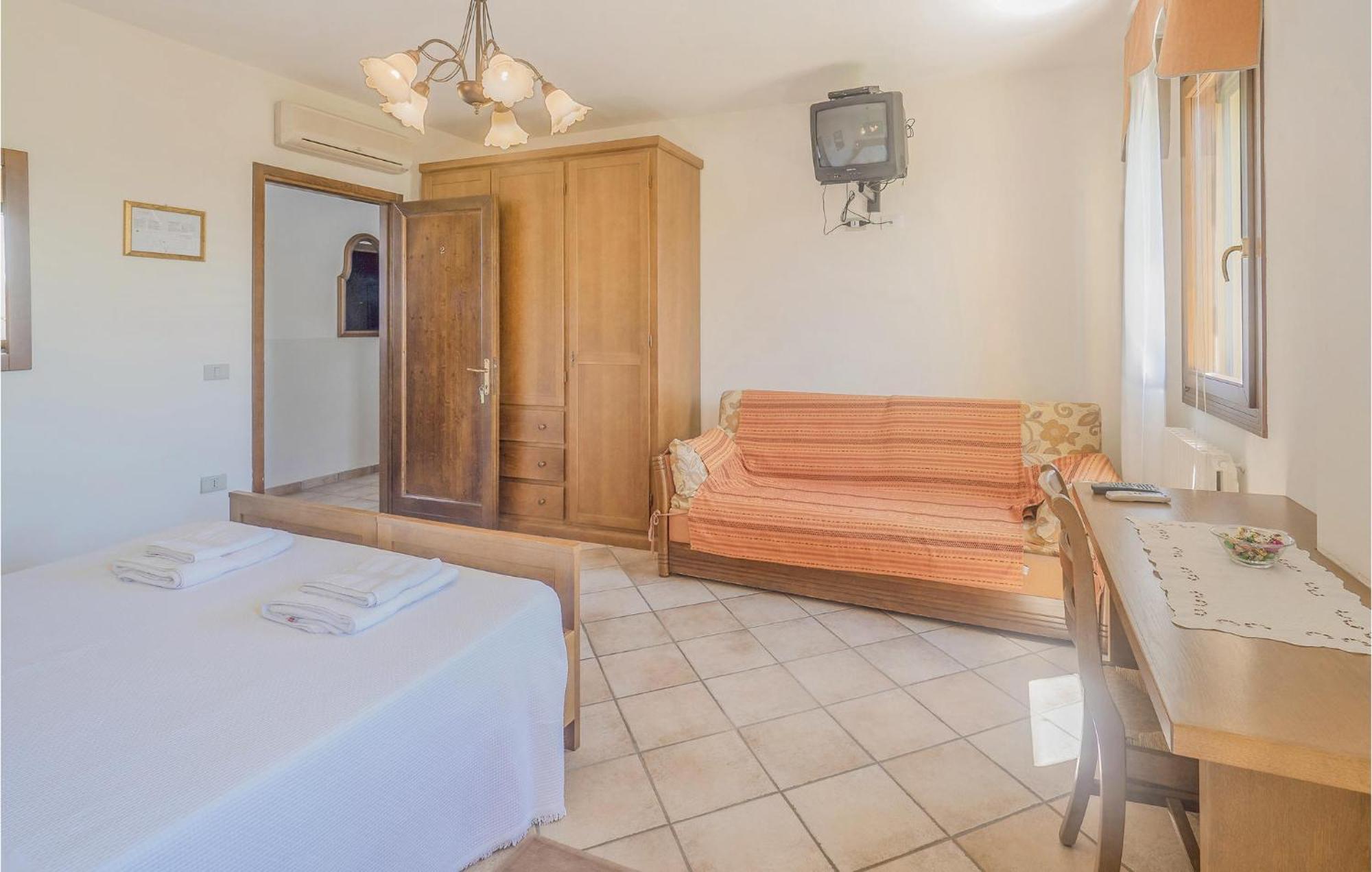 Awesome Home In Ariano Nel Polesine With Kitchen San Basilio المظهر الخارجي الصورة