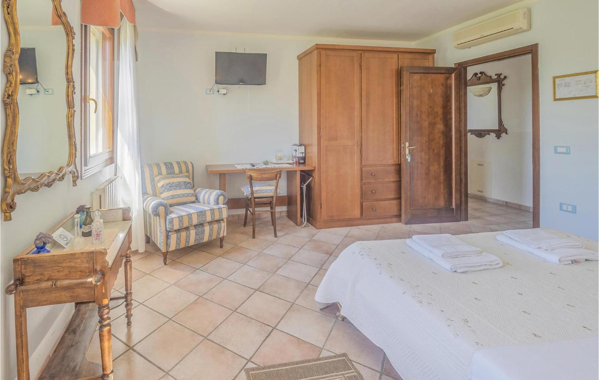 Awesome Home In Ariano Nel Polesine With Kitchen San Basilio الغرفة الصورة